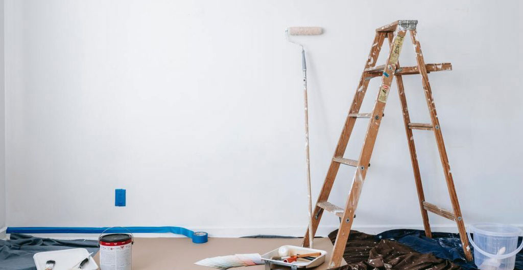 Illustration comparant une maison avant et après rénovation avec une augmentation de valeur.